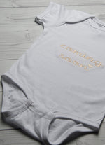 Lade das Bild in den Galerie-Viewer, Babybody „coming soon&quot; - HANDMADEATELIER
