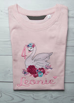 Lade das Bild in den Galerie-Viewer, Kindershirt ,,Schwan&quot; - HANDMADEATELIER
