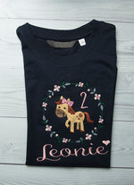 Lade das Bild in den Galerie-Viewer, Kindershirt ,,Pony im Kranz&quot; - HANDMADEATELIER
