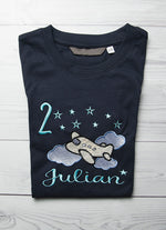 Lade das Bild in den Galerie-Viewer, Kindershirt ,,Flugzeug mit Sternen 2&quot; - HANDMADEATELIER
