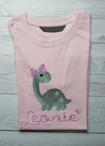 Lade das Bild in den Galerie-Viewer, Kindershirt ,,Dino mit Schleife&quot; - HANDMADEATELIER
