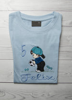 Lade das Bild in den Galerie-Viewer, Kindershirt ,, Fußballjunge&quot; - HANDMADEATELIER
