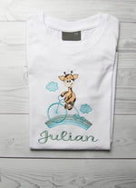 Lade das Bild in den Galerie-Viewer, Kindershirt ,,Giraffe fährt Dreirad&quot; - HANDMADEATELIER
