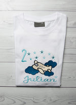 Lade das Bild in den Galerie-Viewer, Kindershirt ,,Flugzeug mit Sternen&quot; - HANDMADEATELIER
