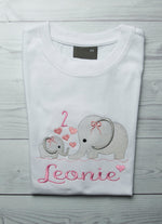 Lade das Bild in den Galerie-Viewer, Kindershirt ,,Elefantenfamilie&quot; - HANDMADEATELIER
