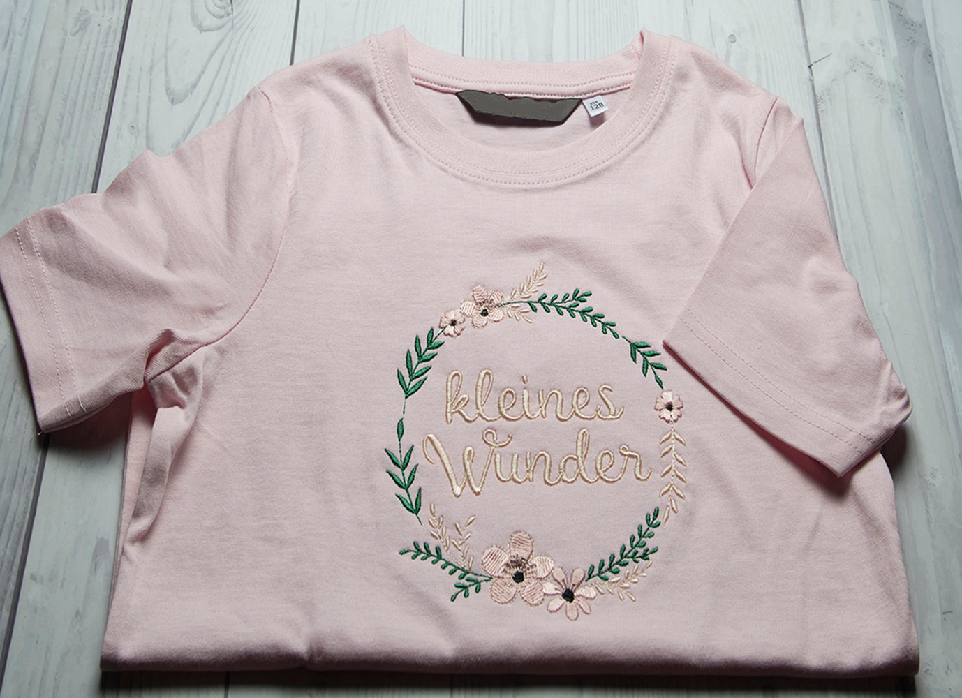 Kindershirt ,,kleines Wunder Kranz 2" - HANDMADEATELIER