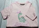 Lade das Bild in den Galerie-Viewer, Kindershirt ,,Dino mit Schleife&quot; - HANDMADEATELIER
