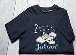 Lade das Bild in den Galerie-Viewer, Kindershirt ,,Flugzeug mit Sternen 2&quot; - HANDMADEATELIER
